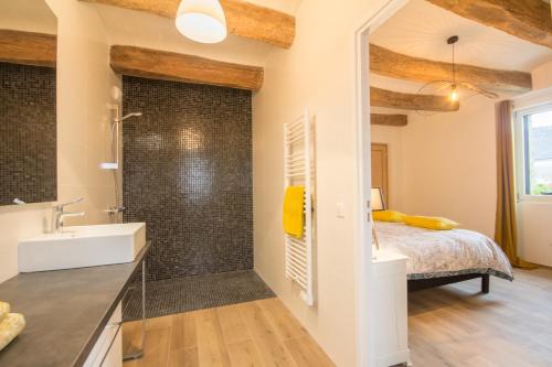 Bathroom sa La Maison à Carnac avec son jardin clos de 2 à 6 personnes à 5 mn des plages