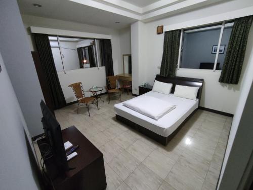Postel nebo postele na pokoji v ubytování 鴻景山莊民宿 b&B