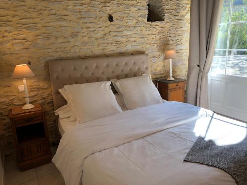 A bed or beds in a room at Gîte de la Butte