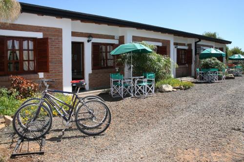 un grupo de bicicletas estacionadas frente a un edificio en Romance de Luna en San José