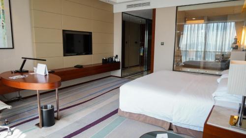 Postel nebo postele na pokoji v ubytování Crowne Plaza Wuxi Taihu by IHG