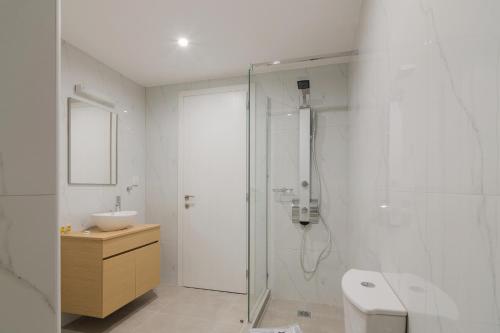 Kamar mandi di Leochares Lifestyle Apartments - Self check-in