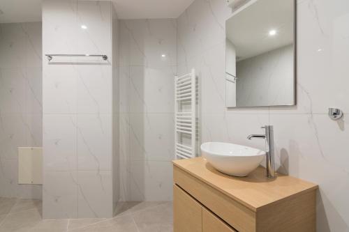 雅典Leochares Lifestyle Apartments - Self check-in的带水槽和镜子的白色浴室