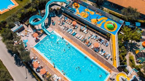 an overhead view of a pool at a resort at Happy Camp mobile homes in Villaggio Turistico Internazionale Eden in San Felice del Benaco