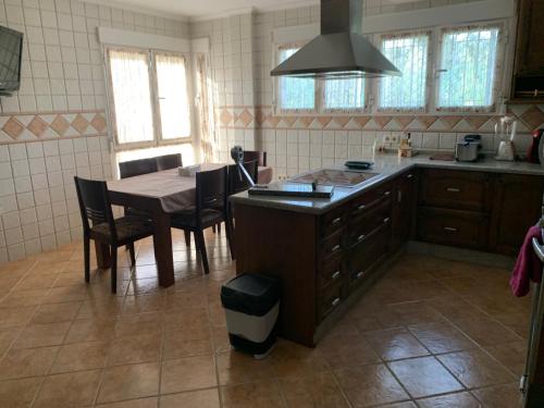 eine Küche mit einem Tisch und Stühlen sowie einem Tisch und einem Tisch in der Unterkunft Maroteras in Maroteras