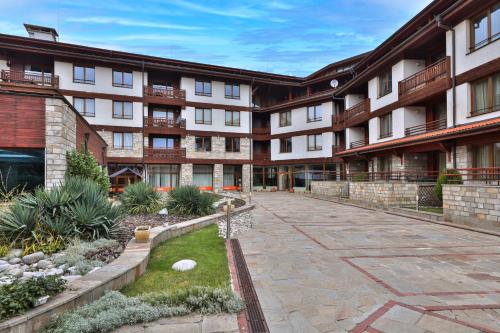 an empty courtyard of a hotel with a building at Bellevue Residence Apartments in Bansko