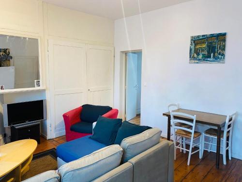 un salon avec un canapé et une table dans l'établissement Appartement T2 sur la place du marché de Wazemmes, à Lille