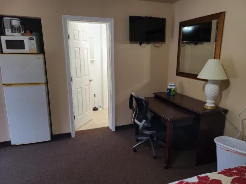 Televízia a/alebo spoločenská miestnosť v ubytovaní Clarysville Motel