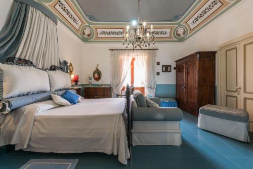 a bedroom with a bed and a couch at Villa Mariella Pittorino - camere in B&B in Leni