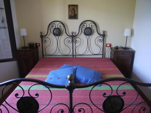 Schlafzimmer mit einem Bett mit Metallrahmen in der Unterkunft Antica Osteria La Pezza in San Siro
