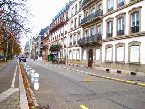 une rue vide devant un grand bâtiment dans l'établissement CityCosy-Strasbourg : Kleber Fashion Style, à Strasbourg