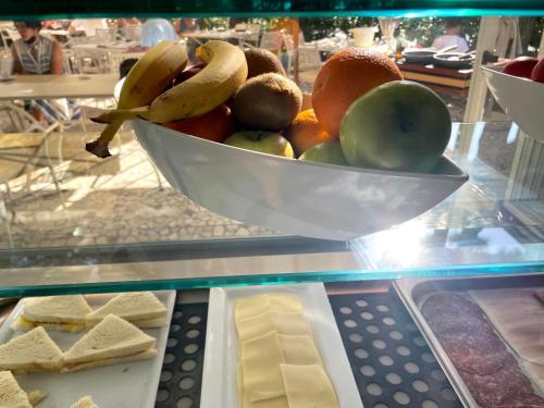a bowl of fruit on top of a display case at Hotel Franca in Milano Marittima