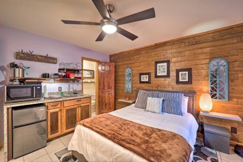 Cozy Mtn Getaway - Steps to Beech Mountain Resort! tesisinde bir odada yatak veya yataklar