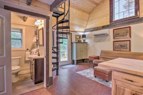 ein winziges Haus mit einer Wendeltreppe in einem Zimmer in der Unterkunft Rustic Farm Stay in a Hendersonville Studio! in Hendersonville