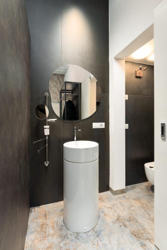 F1RST Suite Apartment & SPA photo 17
