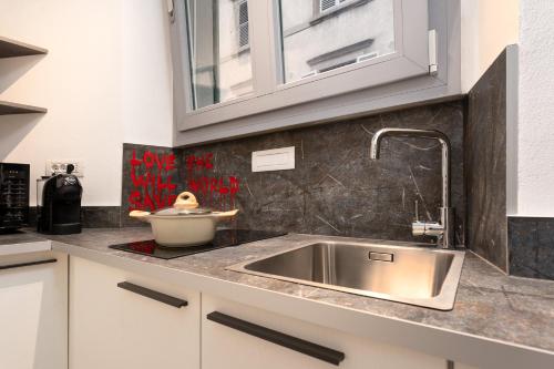 F1RST Suite Apartment & SPA photo 29