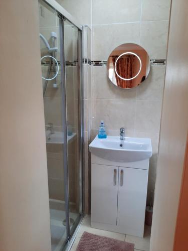 een badkamer met een douche en een wastafel bij Hillhead House in Ardara