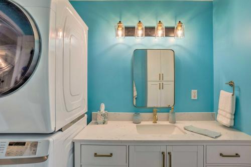 Ένα μπάνιο στο Cozy West Palm Beach Condo 1 Block to Shore!