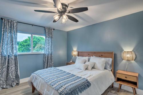 Katil atau katil-katil dalam bilik di Cozy West Palm Beach Condo 1 Block to Shore!