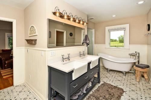 Bilik mandi di Spacious Home and Acreage, 16 Mi to Chattanooga