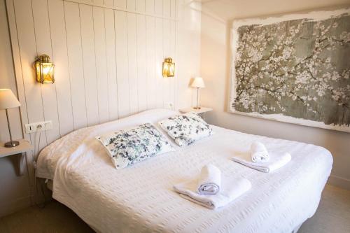 een slaapkamer met een bed met handdoeken erop bij Charmant appartement pour un sejour pour 4 a la Flotte in La Flotte
