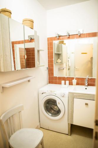 a bathroom with a washing machine and a sink at Jolie Brise - Appartement pour 4 à la Flotte in La Flotte