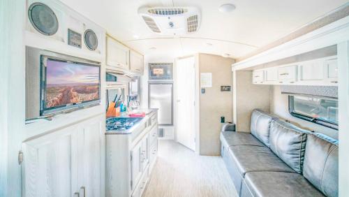 Outdoor Glamping Fully Setup RV BS89 – Photos 4