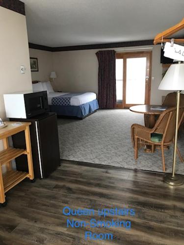a hotel room with a bed and a desk at Four Seasons Inn in Maggie Valley