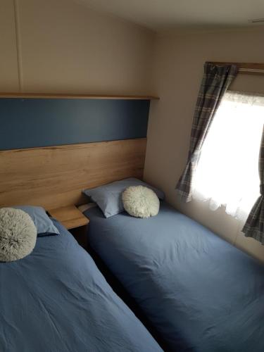 two beds sitting next to each other in a bedroom at The Summers residence in Selsey