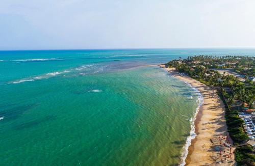 uma vista aérea para o oceano e uma praia em EcoFlat Fiore I em Paripueira