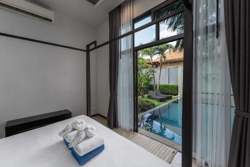 Postel nebo postele na pokoji v ubytování VILLA ARU | Private Pool | Onyx Villas by Tropiclook | Naiharn beach