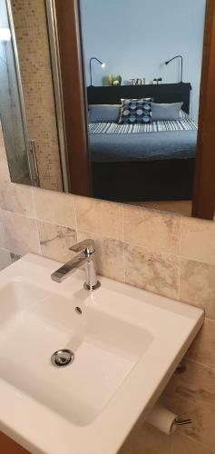 a white sink in a bathroom with a mirror at casa vacanze belvedere in Sermoneta