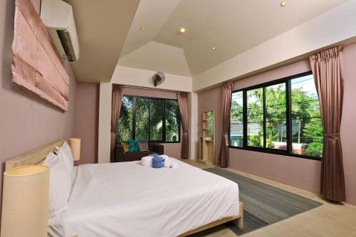 VILLA SALIKA | 4 bedroom Thai Balinese private pool villa | Rawai tesisinde bir odada yatak veya yataklar