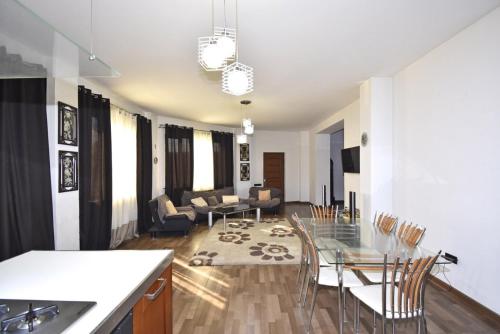 Gambar di galeri bagi Luxury Villa with a Pool di Yerevan