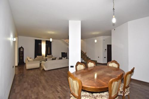 Gambar di galeri bagi Luxury Villa with a Pool di Yerevan