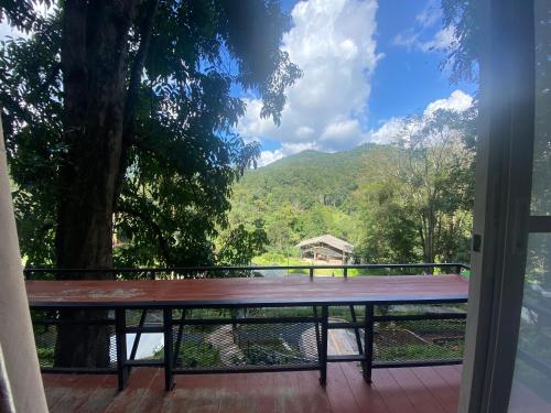 un banc sur une terrasse couverte avec vue sur la montagne dans l'établissement เตนท์โดมชายดอย ดอยแม่แจ๋ม ลำปาง, à Ban Mai