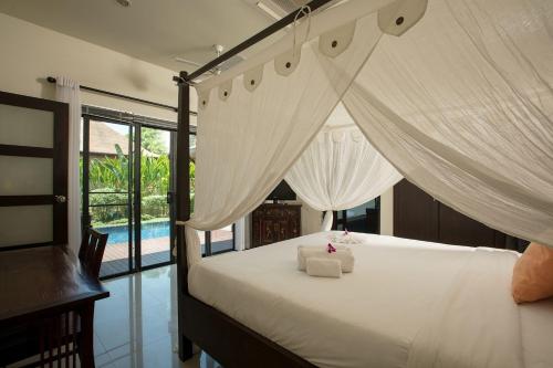 VILLA ATARATA | Private Pool | Kokyang Estate by Tropiclook | Naiharn beach tesisinde bir odada yatak veya yataklar