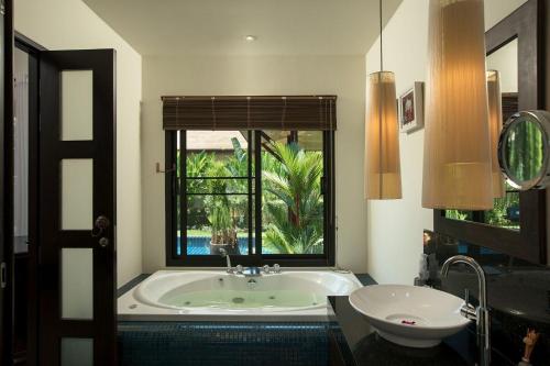 VILLA ATARATA | Private Pool | Kokyang Estate by Tropiclook | Naiharn beach tesisinde bir banyo