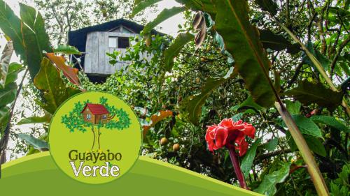 GualeaにあるGuayabo Verdeの花と家の看板