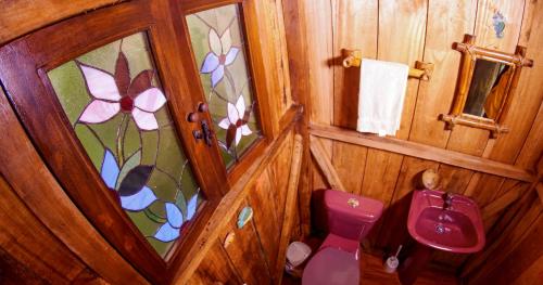 baño con aseo y ventana con flores en Guayabo Verde, en Gualea