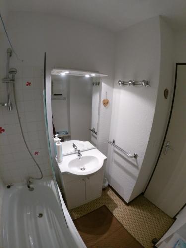 Ванна кімната в Appartement montagnard LA JOUE DU LOUP 30M² PIED PISTES 5pers 3+++