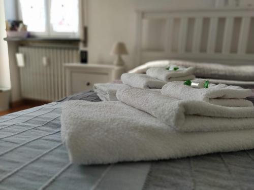 una pila de toallas sentadas encima de una cama en Vigevano loves Milano, en Vigevano