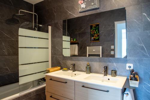 une salle de bain avec un lavabo et un miroir dans l'établissement NOUVEAU ! LANTON PLAGE, 6 VOYAGEURS, à Lanton