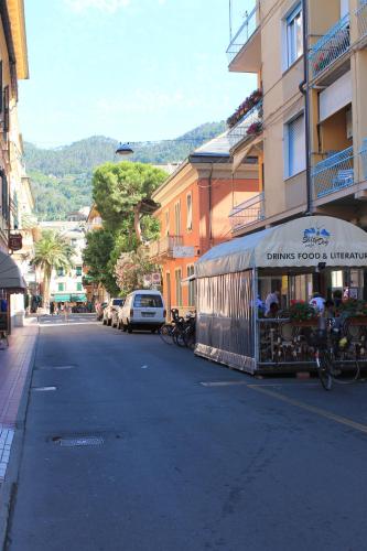 une rue de la ville avec une boutique sur le côté d'un bâtiment dans l'établissement Appartamento Roggero, à Levanto