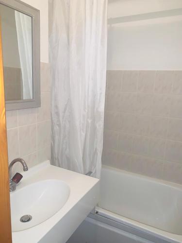 une salle de bain avec un lavabo et un rideau de douche dans l'établissement Studio Montagne pieds des pistes et départ de randonnée Été comme Hivers, à Morzine