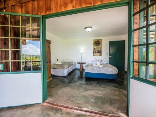 Cette grande chambre comprend 2 lits et une porte. dans l'établissement La Puesta del Sol B&B, à Carrillo