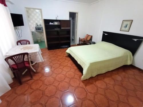 1 dormitorio con 1 cama, mesa y silla en EFDEPARTAMENTOS plaza colon monoambiente en Mar del Plata