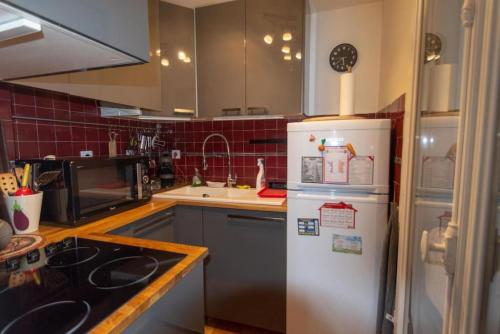 une cuisine avec un réfrigérateur et un plan de travail dans l'établissement Very French Two Bedroom in the Heart of Paris, à Paris