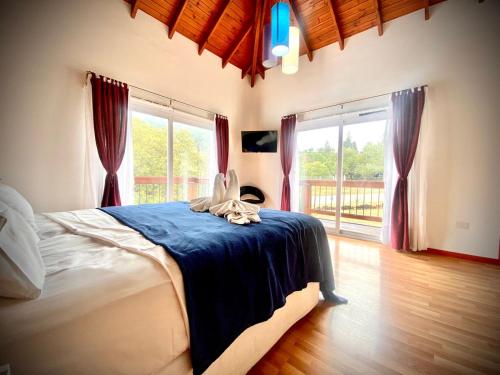 um quarto com uma cama e uma grande janela em Hotel Colores em Merlo