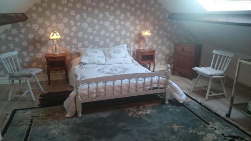 - une chambre avec un lit, 2 chaises et 2 lampes dans l'établissement GITE INSOLITE Le Pressoir en Touraine, à Vallières-les-Grandes